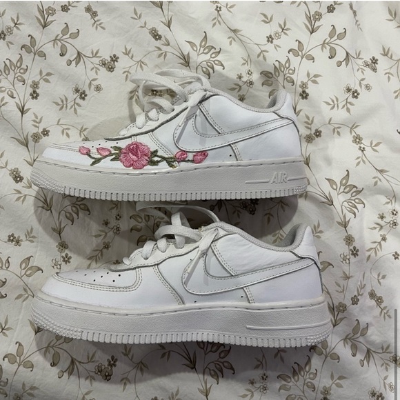 Custom Pink flowered Air Force 1s - Picture 4 of 5